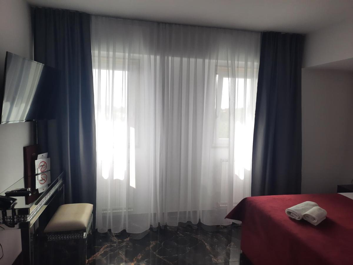 Hotel Prunk Сежана Екстериор снимка