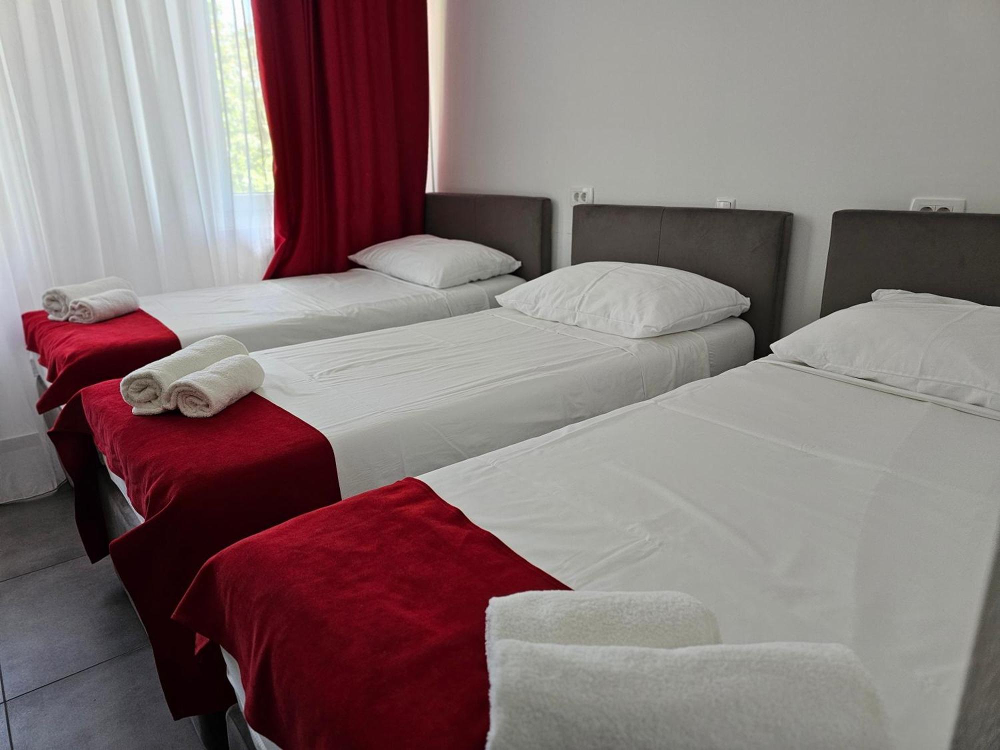 Hotel Prunk Сежана Екстериор снимка