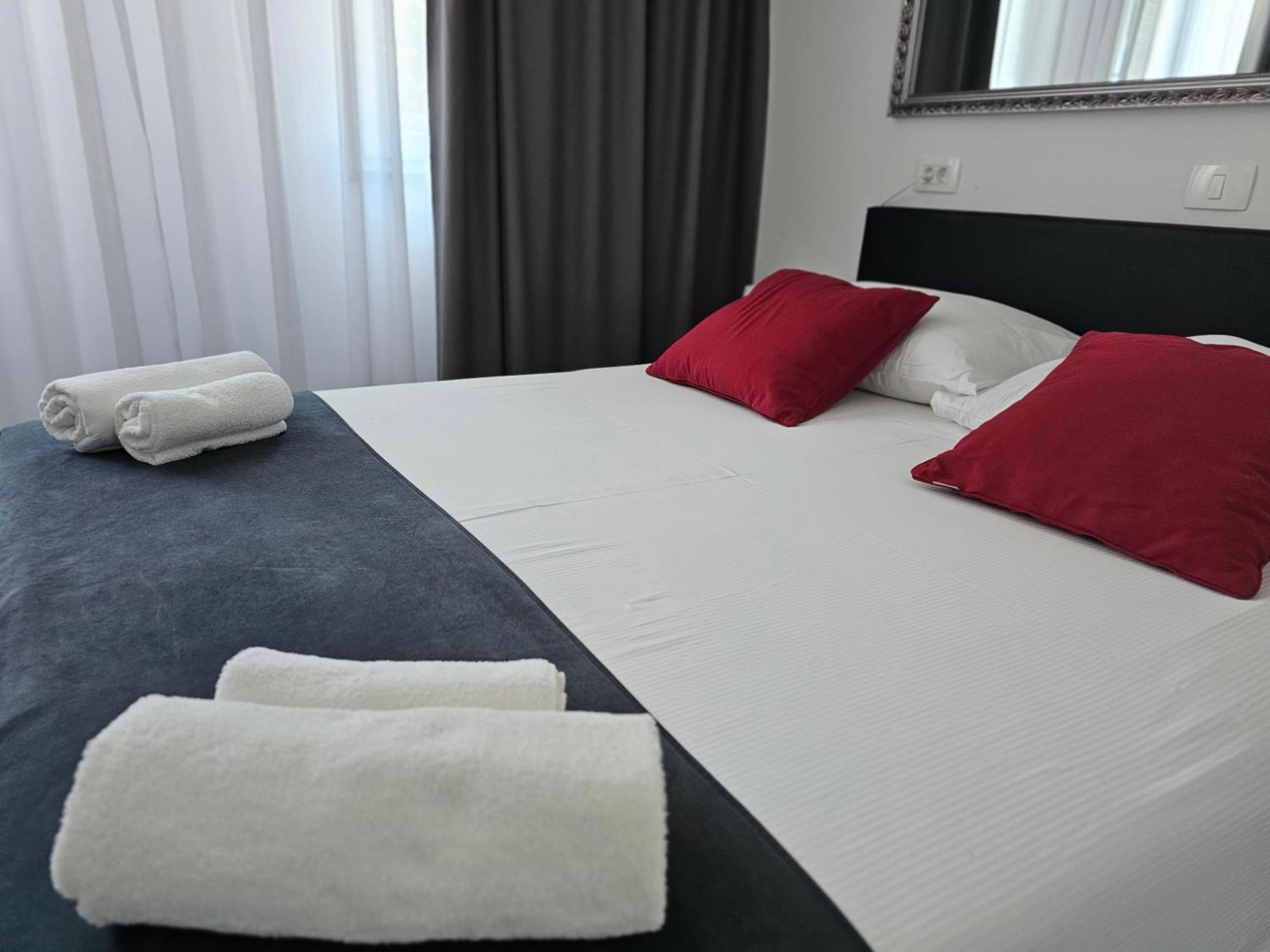 Hotel Prunk Сежана Екстериор снимка